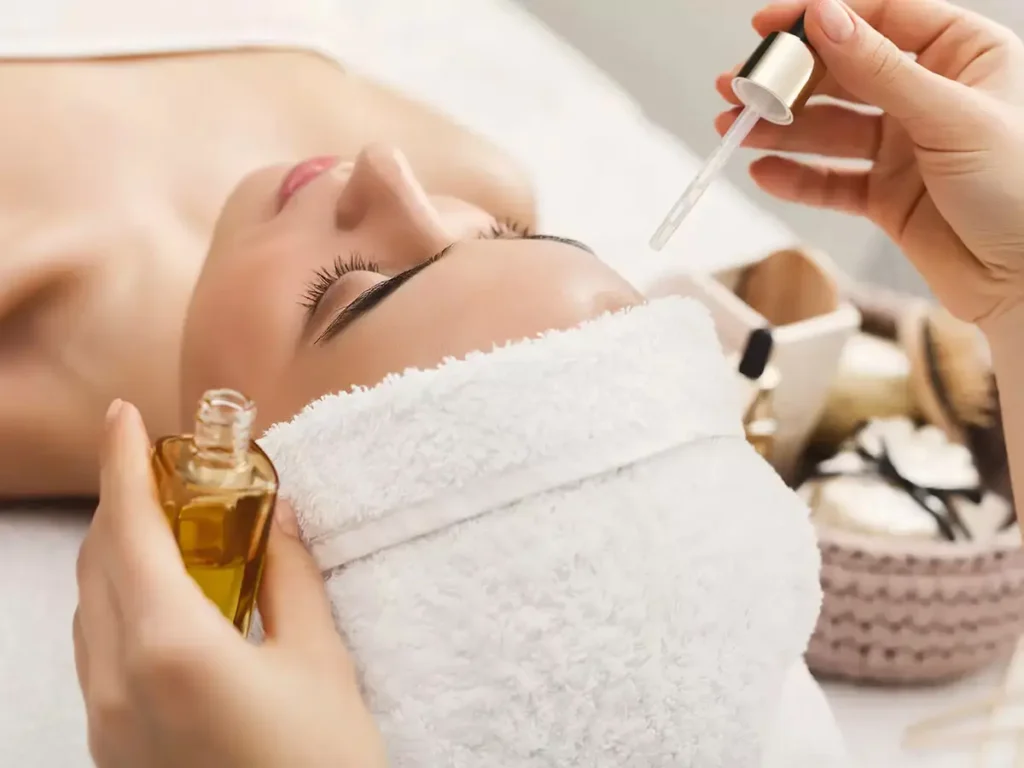 Limpieza facial en viajes: beneficios de los aceites naturales